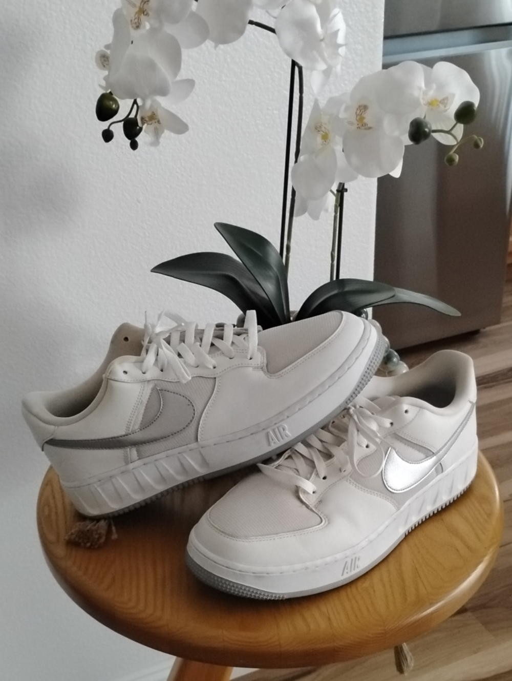 Nike men’s Low-Top Air Force 1 Sneakers in White and Silver Sz 12